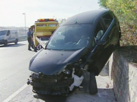 Incidente su Ingotte, auto in bilico